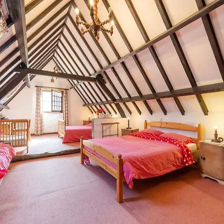 Beautiful Farmhouse In Beveren Aan Den Ijzer With Terrace Holiday home