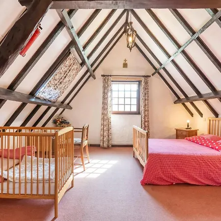 Holiday home Beautiful Farmhouse In Beveren Aan Den Ijzer With Terrace *